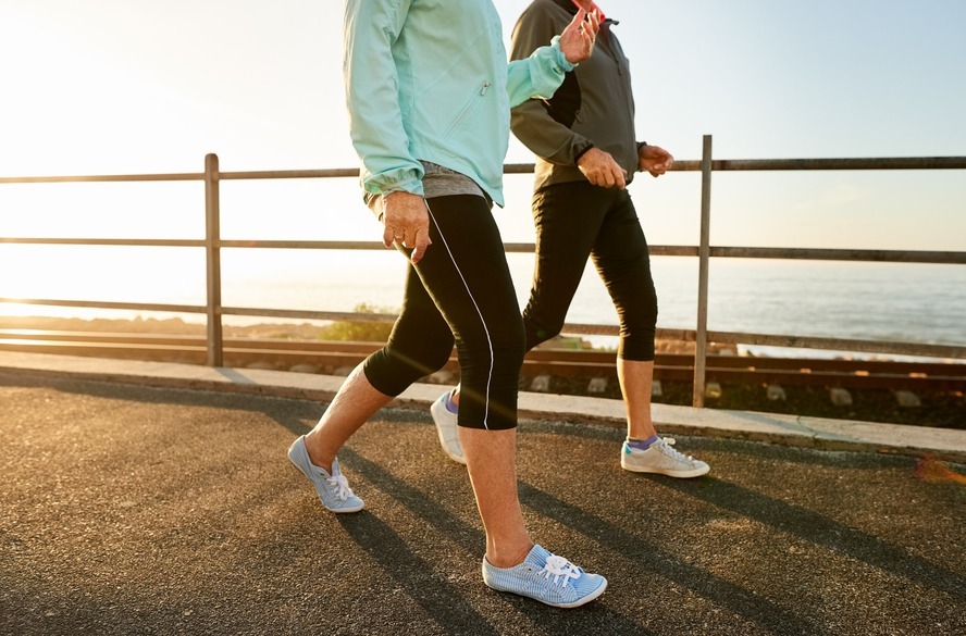 Caminhada ameniza sintomas da menopausa - O climatério é uma fase de desconforto físico