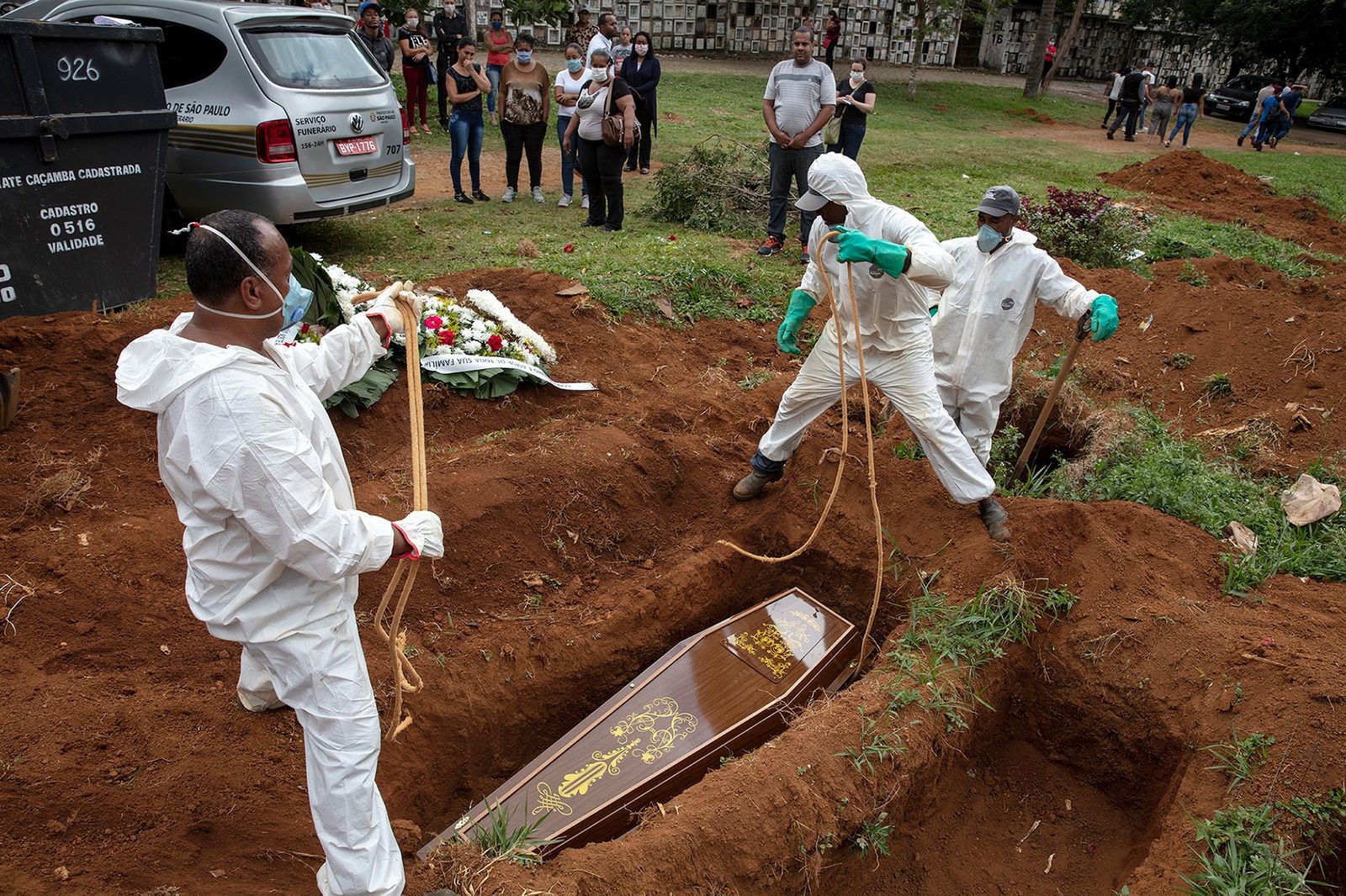 Um homem morreu e foi recebido por São Pedro - Tirou a ficha do arquivo e verificou que houve engano...