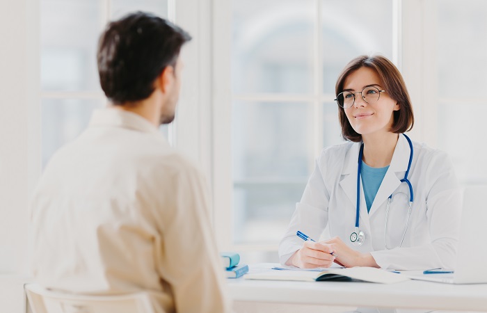 Coisa de homem visita o médico só após os 50 anos - Mas para manter a saúde em dia é preciso...