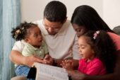 Oração para proteger e educar os filhos -  Deus, Pai de todos os homens, a Vossa lei...