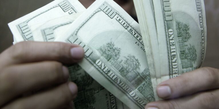 Dólar aproxima-se de R$ 5,17, com notícias do exterior e eleições