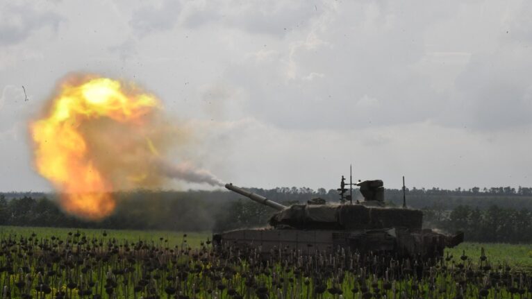 Tanques russos T-90M Proryv rompem defesas ucranianas apesar de ataques de drones, diz mídia