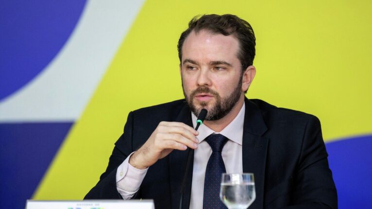 Empresa ligada a filme de Bolsonaro recebeu dinheiro do crime organizado, diz ministro da Fazenda