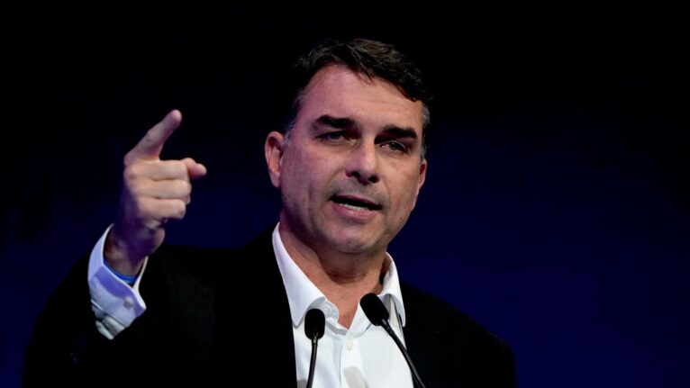 Defesa de Flávio Bolsonaro afirma que PT escolhe relatores do STF pede suspensão de investigações