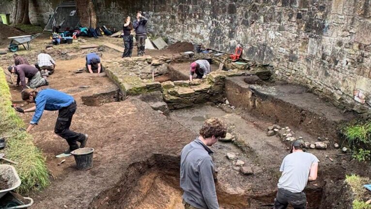 Anel inacabado revela oficina de joalheria medieval em centro real e cristão na Escócia (FOTOS)