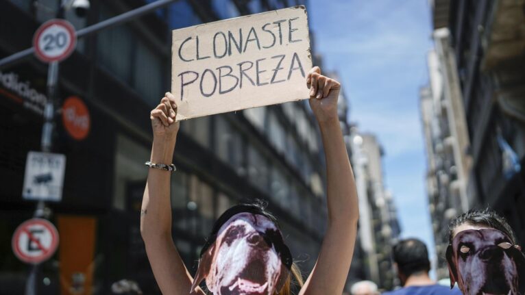Pobreza na Argentina sobe e ultrapassa um terço da população no 1º semestre de 2026