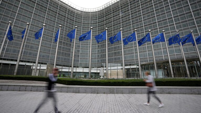 Com economia degradada, UE não deve entrar na corrida tecnológica da IA com China e EUA, diz mídia