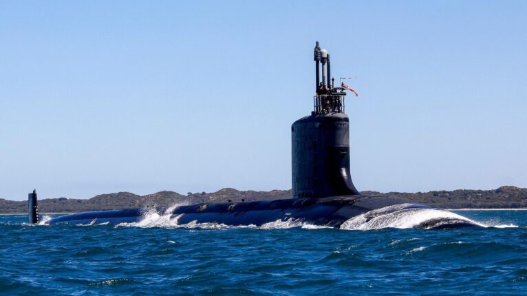 EUA e Reino Unido disparam pela 1ª vez torpedo a partir de submarino não tripulado