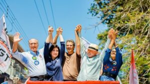 Em ato com Lula em SP, Tebet diz que não vai deixar a milícia subir a rampa do Planalto