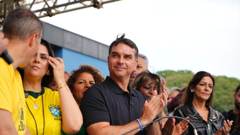 Flávio Bolsonaro foca em segurança e volta a criticar medida de Lula contra bets em carreatas no RJ