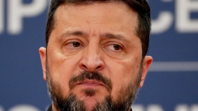 Declarações de Zelensky sobre se reunir com Putin e Trump expõem desespero, diz analista militar