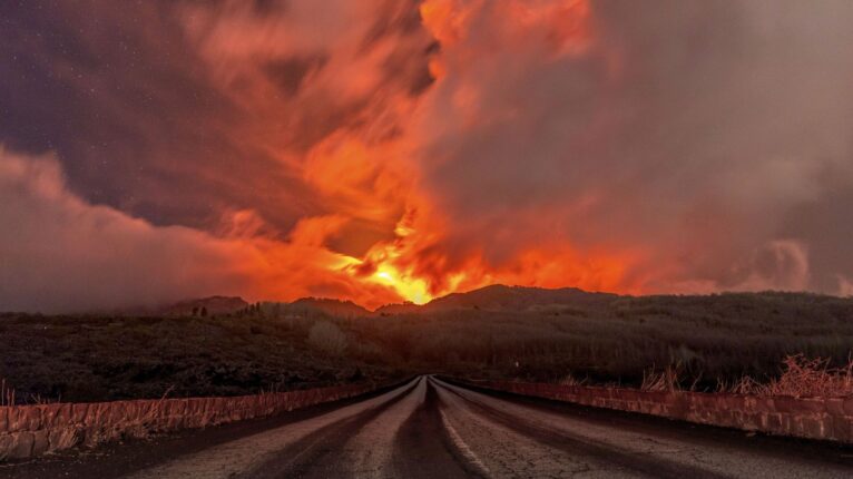 Vulcão na Itália entra em erupção (FOTO, VÍDEO)