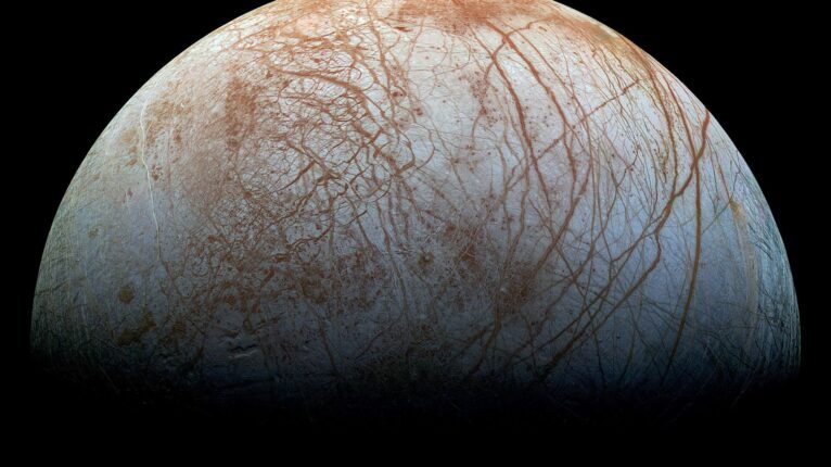 Lua despedaçada por colisão pode preservar oceano subterrâneo, revelam simulações (IMAGEM)