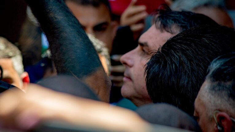 Flávio faz aceno a católicos ao lado de Tarcísio após polêmica sobre Nossa Senhora Aparecida
