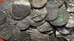 Desenterram na Finlândia o maior tesouro de moedas de prata da era viking (FOTO)