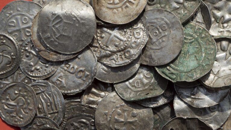 Desenterram na Finlândia o maior tesouro de moedas de prata da era viking (FOTO)