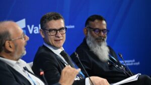 Se Flávio ganhar, Brasil poderá sair do BRICS sob exigência americana, diz analista do Clube Valdai