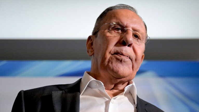 'A vida obrigará' os EUA a abandonar sua abordagem unilateral, diz Lavrov
