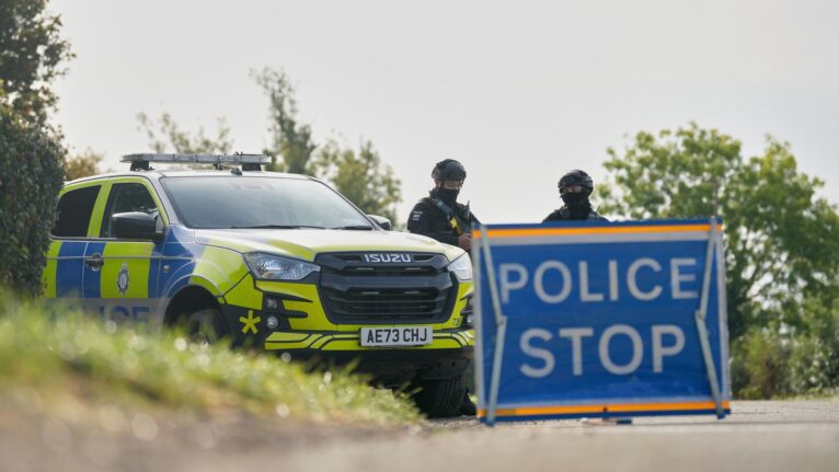 Cinco britânicos são soltos sob fiança após operação antiterrorismo perto de base dos EUA