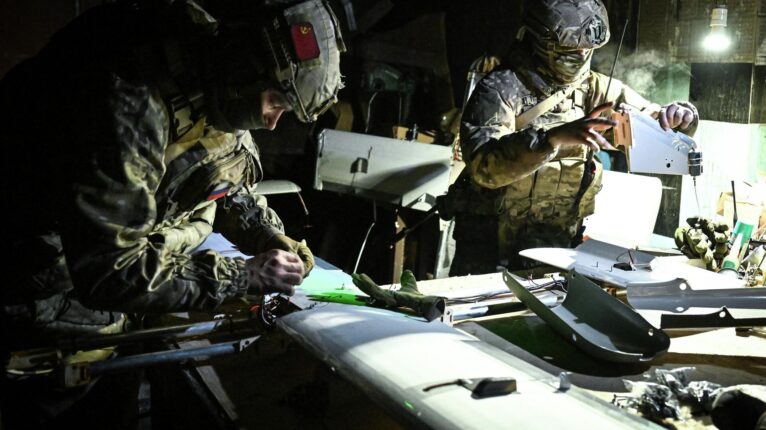 Drones russos queimam abrigo ucraniano com golpe duplo na região de Carcóvia, diz militar