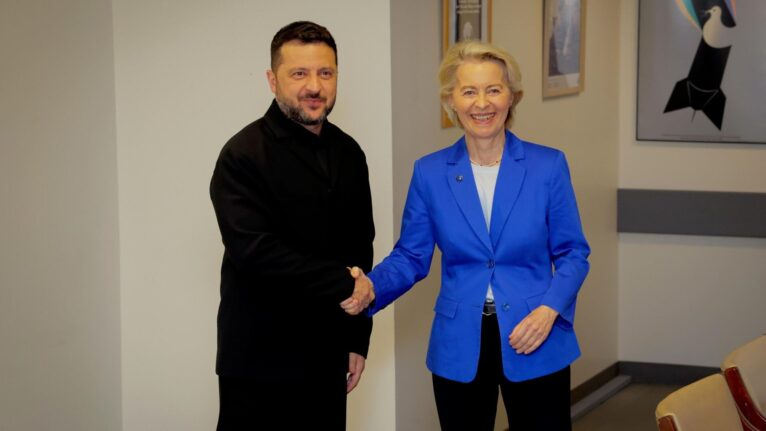 Encontro entre Zelensky e a presidente da Comissão Europeia ocorreu em um clima tenso, diz mídia