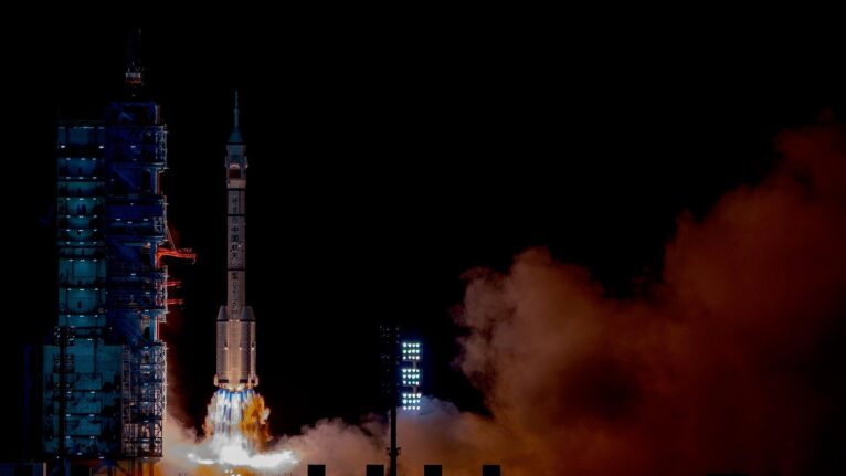 China dá salto critico em guerra eletrônica ao lançar 3 novos satélites ao espaço, diz jornal