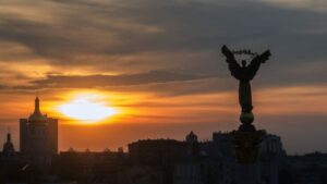 Ucrânia pode se tornar 'terra inabitável', por isso deve se render à Rússia, acredita especialista