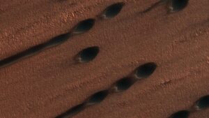 Solo marciano revela fragilidade após impactos dos detritos da missão Mars 2020 (IMAGENS)