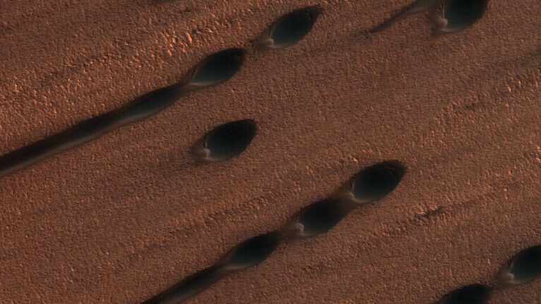 Solo marciano revela fragilidade após impactos dos detritos da missão Mars 2020 (IMAGENS)