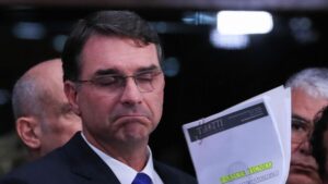 Flávio Bolsonaro usou jato de Vorcaro para voltar dos EUA com família e advogado em 2025, diz mídia