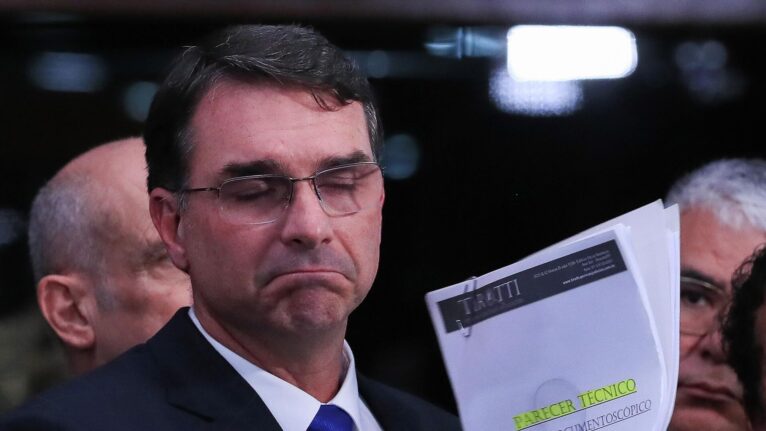Flávio Bolsonaro usou jato de Vorcaro para voltar dos EUA com família e advogado em 2025, diz mídia