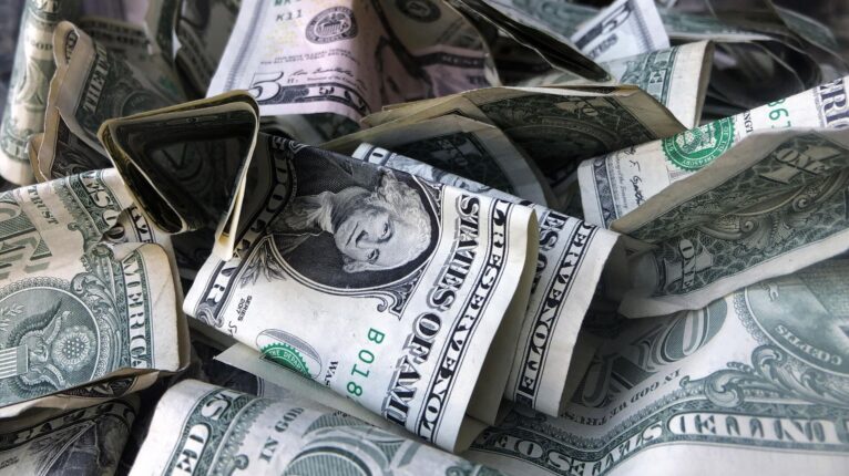 Dívida global ultrapassa US$ 365 trilhões, marcando um recorde histórico