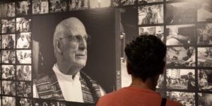 Exposição em SP homenageia padre Júlio e pessoas em situação de rua