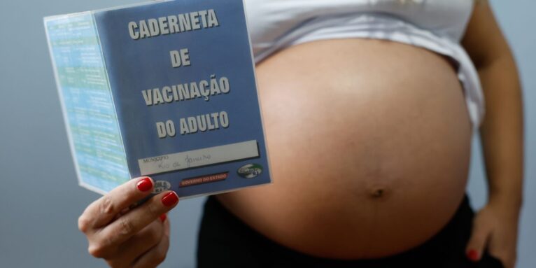 Resistência às vacinas contra gripe e covid coloca gestantes em risco
