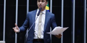 TSE manda Nikolas retirar postagem com desinformação sobre Lula