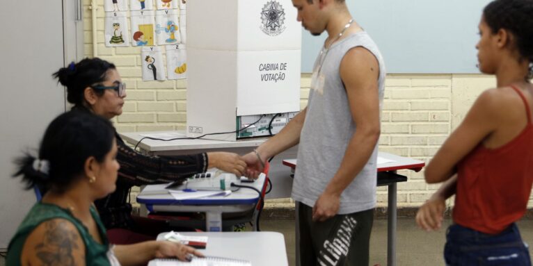 Caminhos da Reportagem: importância do voto para jovens e idosos