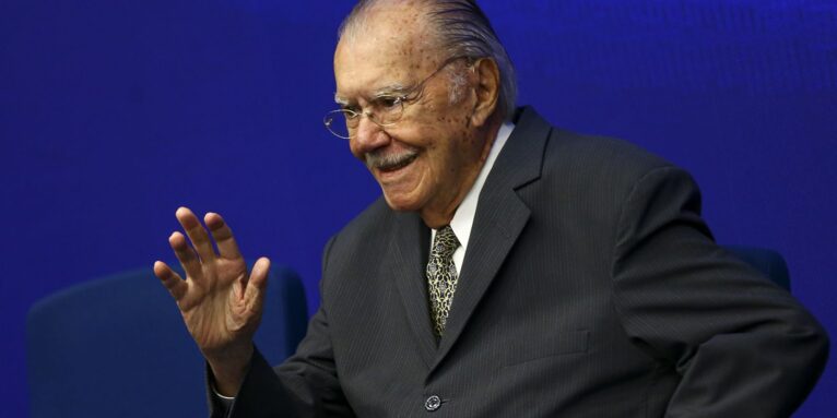 Sarney é internado no Sírio-Libanês para tratar pneumonia