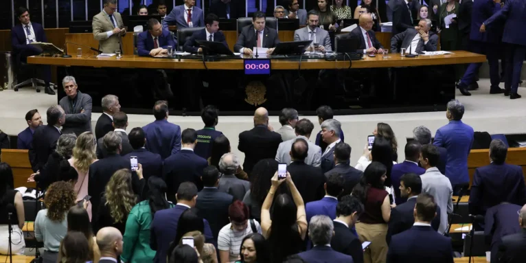 Alcolumbre marca votação da PEC pelo fim da 6x1 para quarta-feira