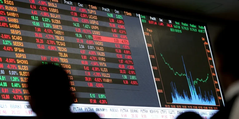Dólar cai a R$ 5, e bolsa sobe quase 8% após primeiro turno