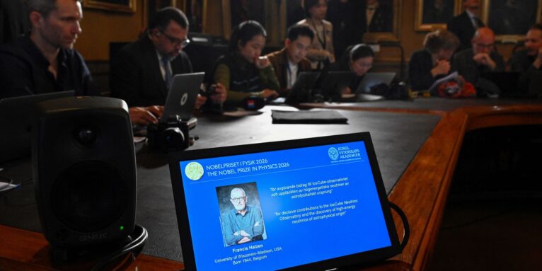 Belga que descobriu menor partícula do universo recebe Nobel da Física