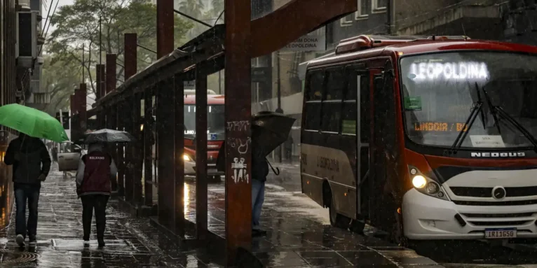Chuva predomina neste domingo de eleição; Paraná tem alerta vermelho