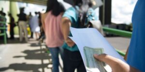Eleições 2026: camiseta, adesivo, bandeira: o que pode usar para votar