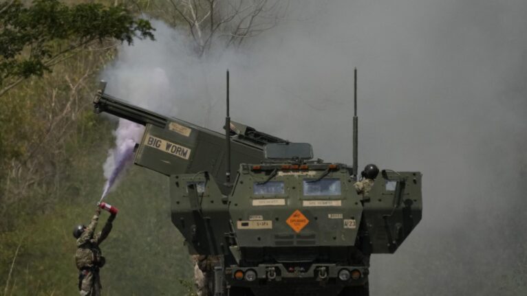 Sistema de foguetes americano Himars é um 'elefante branco' na estrutura do Exército polonês, diz observador