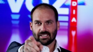 Eduardo promete 'faxina' de diplomatas no Itamaraty em eventual governo Flávio Bolsonaro