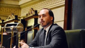 Carlos Bolsonaro é eleito senador por Santa Catarina