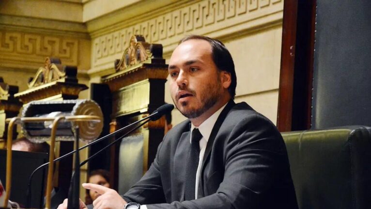 Carlos Bolsonaro é eleito senador por Santa Catarina