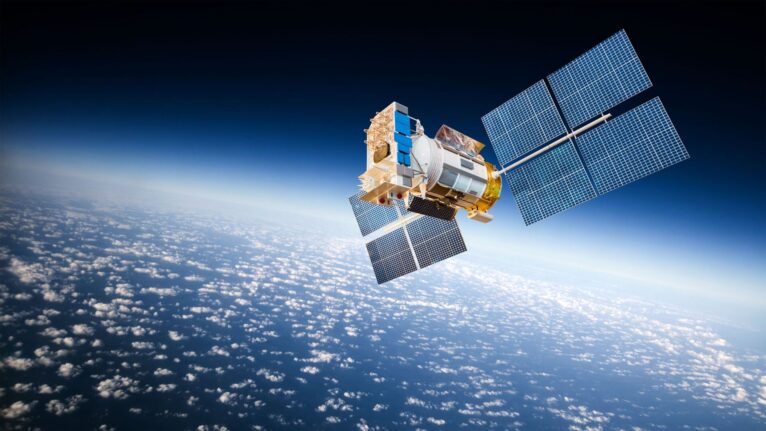 Lasers de usinas solares espaciais podem ameaçar satélites em órbita baixa, alerta estudo
