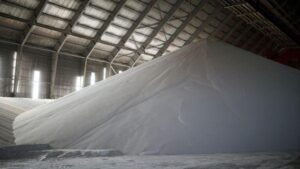 Tensão em Ormuz ameaça crise alimentar global ao interromper fluxo de fertilizantes, adverte mídia