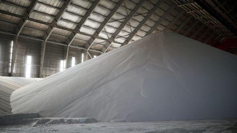 Tensão em Ormuz ameaça crise alimentar global ao interromper fluxo de fertilizantes, adverte mídia