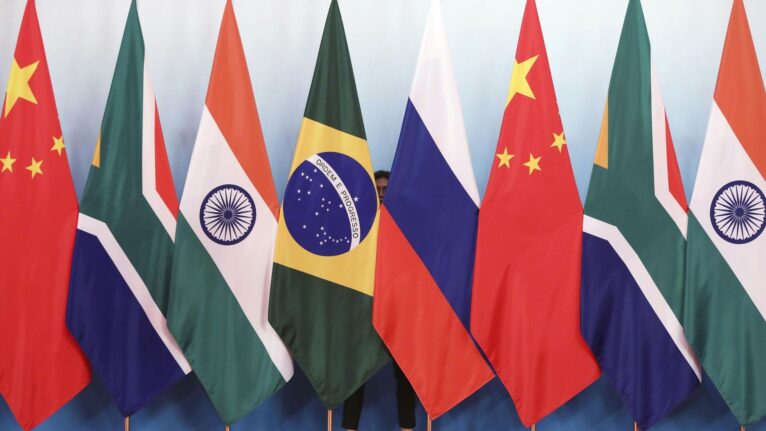 Enquanto Europa gasta seus recursos em conflitos, crescem outros centros de poder, diz especialista